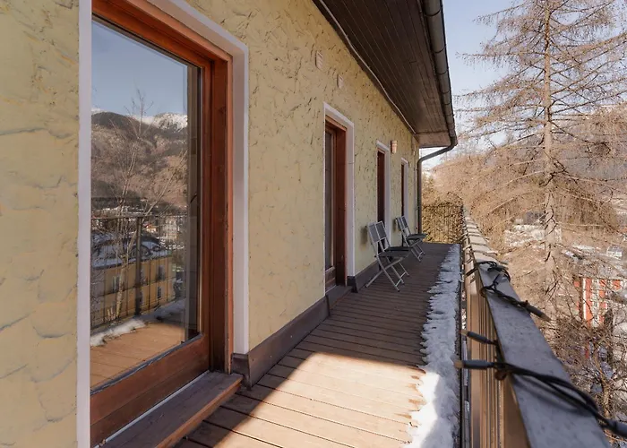 & Hike Asa, Center, Family And Friends *